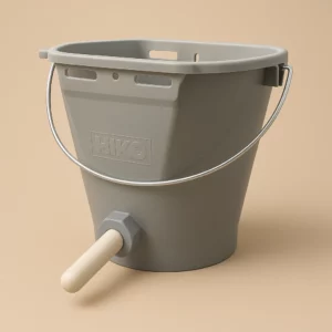 3D gerenderter Kälbertränkeeimer vor einfarbigem Hintergrund in #c9b69f, freigestellt, ohne Text.